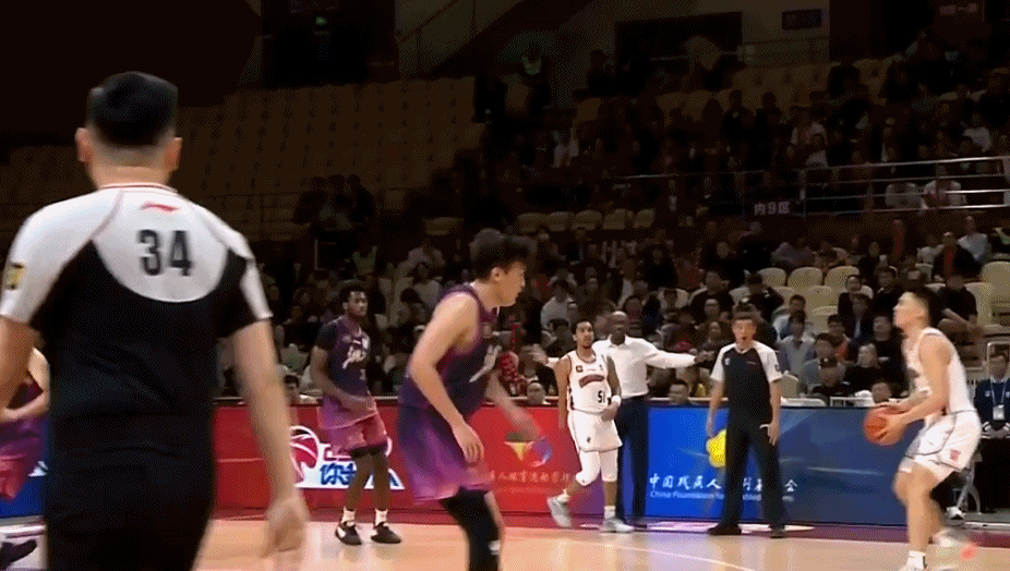 🏀CBA半场：琼斯16+5 李弘权12分 浙江51-47领先上海